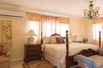 مبيت وإفطار مونتيغو باي Khastle Khodero 3*,  جامايكا